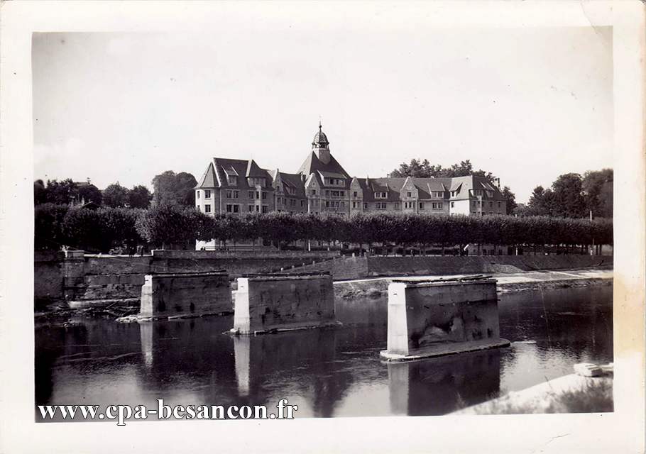 BESANÇON - Le Pont Canot incendié à 16h30 par les Allemands le mardi 5 septembre 1944.